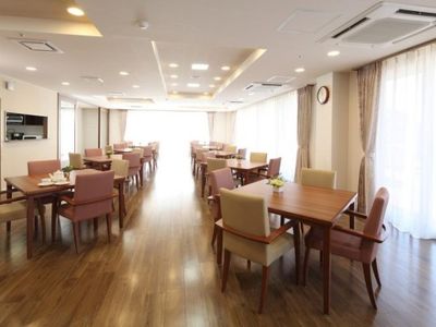 明るい広々とした食堂