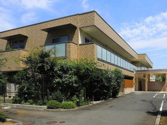 明るく広々した施設外観