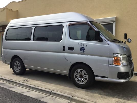 送迎車が停まる外観  