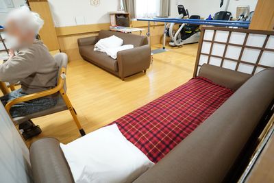 居室のベッドとソファ