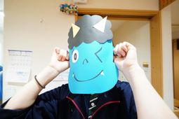 お祭りの面をつける人