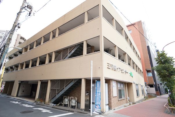施設の写真 道路に面している介護施設の外観