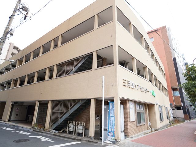 多階層の建物外観 外観 街並みに調和した建物です。通り沿いに位置しており、アクセスも良好です。