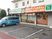 広々とした駐車場の外観