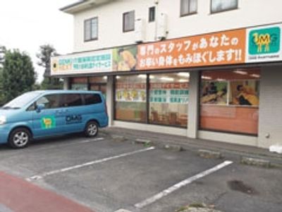広々とした駐車場の外観