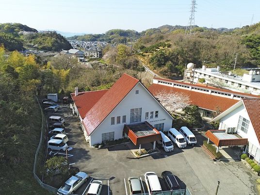 周囲の風景が広がる外観