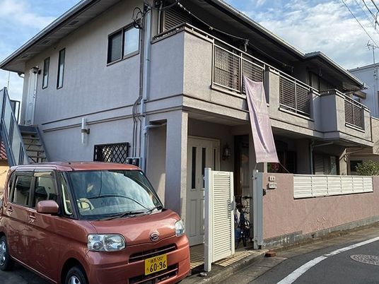 外観の住宅前  