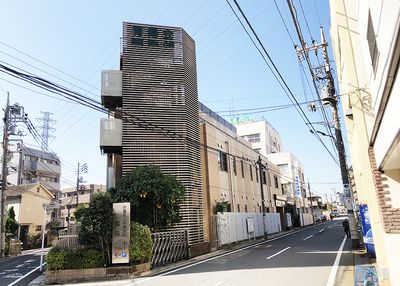 通り沿いの建物外観