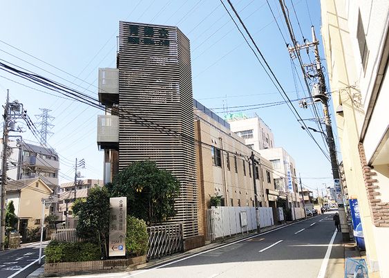 通り沿いの建物外観