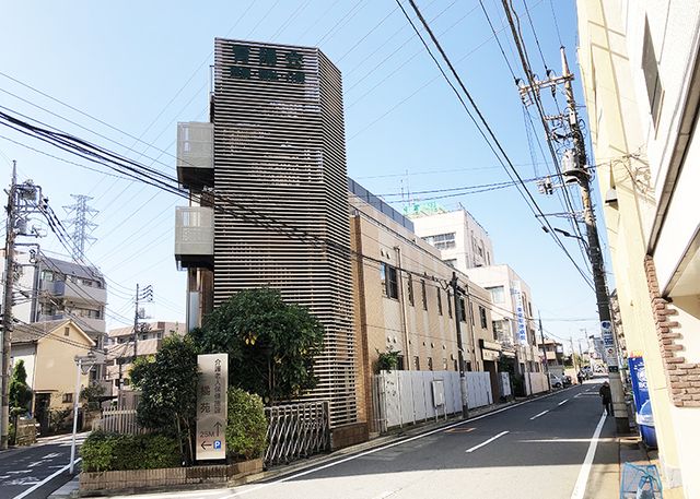通り沿いの建物外観