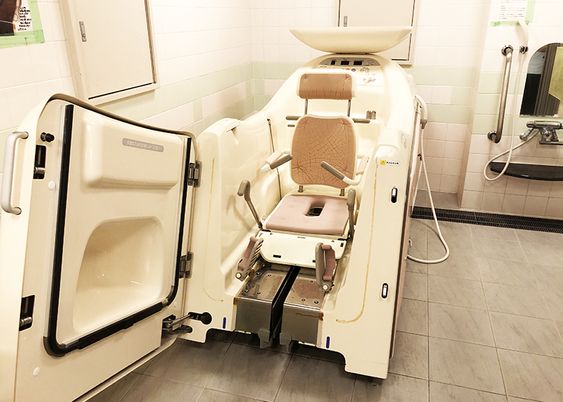 浴室の椅子付き浴槽