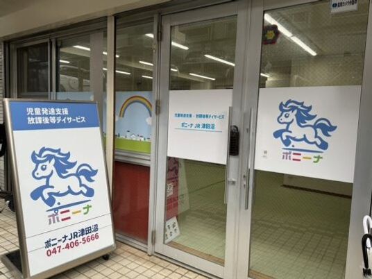 明るい入口の扉前  