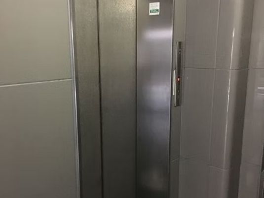 エレベーターの扉  
