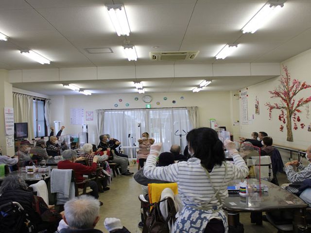 賑やかな集まりの居室 居室 笑顔があふれる交流の場です。多くの方々が集まり、楽しい時間を過ごしています。