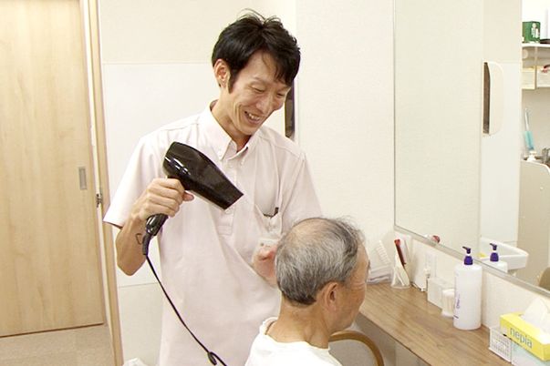明るい理美容室の一コマ
