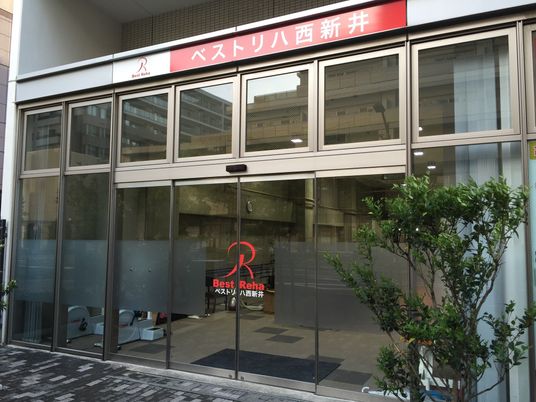 ガラス張りの建物外観  