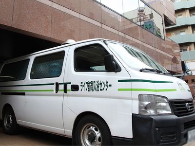 送迎車と建物外観