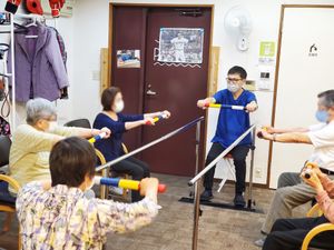 運動をする人々と室内