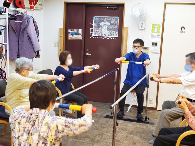 運動をする人々と室内