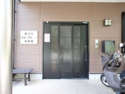 茶色の壁のエントランス