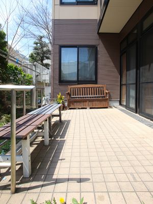 中庭のベンチと花