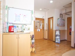 入口付近の明るい廊下