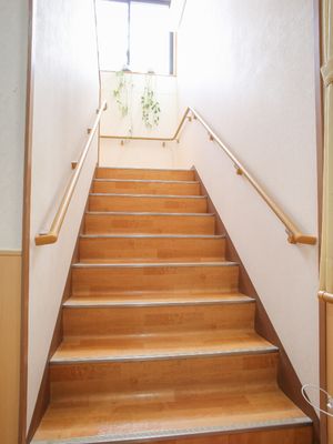 明るい廊下の階段