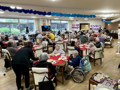 賑わう施設の食堂