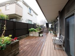 庭付きの居室のテラス