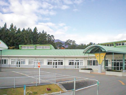緑に囲まれた施設外観