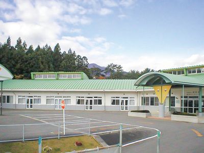 緑に囲まれた施設外観