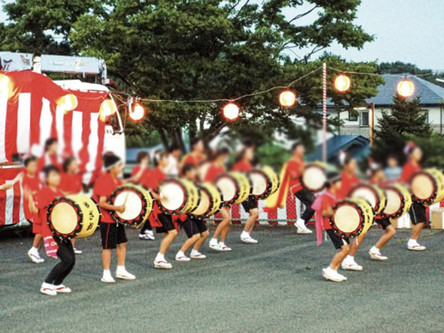 活気ある屋外イベント 中庭 活気あふれる屋外スペースで、スタッフや入居者がイベントを楽しんでいます。