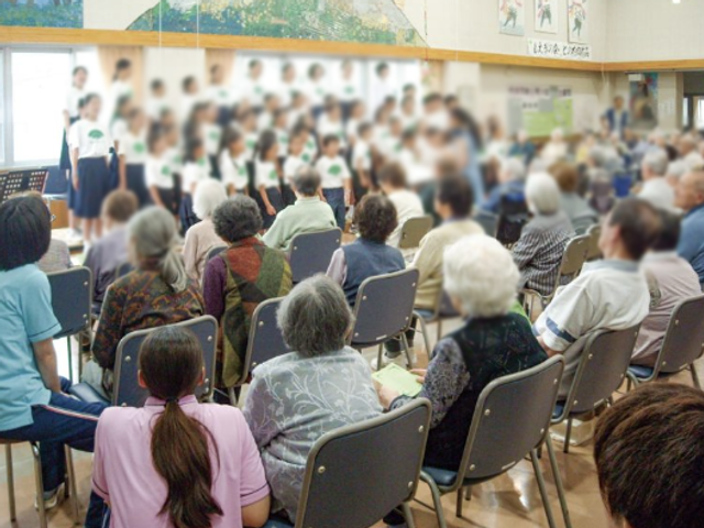 集会室の様子 多目的室 多目的室では、地元の参加者がイベントに参加しています。多様な活動が可能な広々とした空間です。