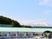 雪山と施設外観