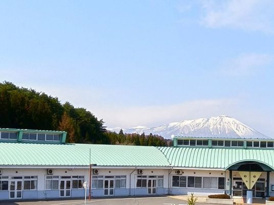 雪山と施設外観
