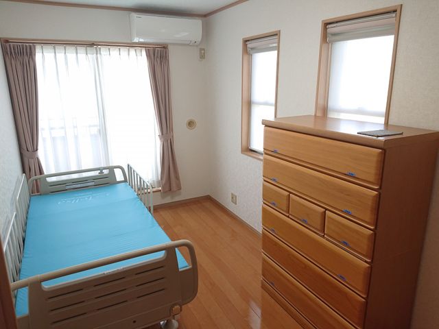 きれいな個室居室 居室 日当たりの良いベッドルームで、必要な家具完備されており、快適な生活が送れる環境が整っています。