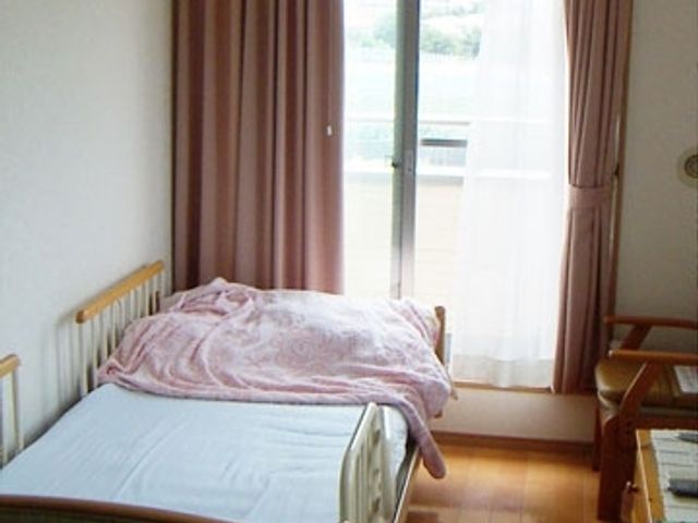 ベッドと窓のある居室 居室 日差しを感じる快適な居室。安全を考えたベッドが設置されています。
