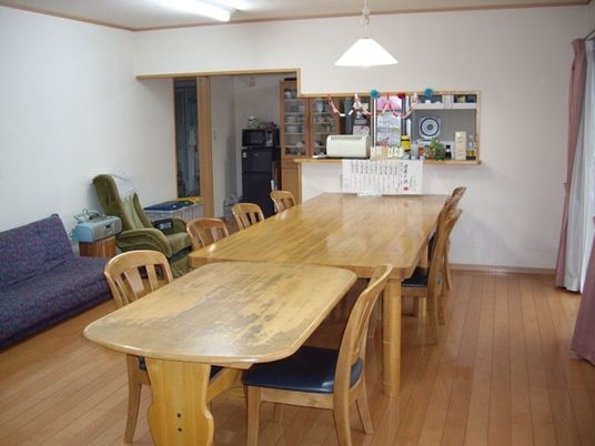 木製テーブルのある部屋