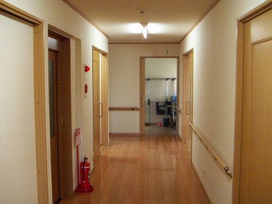 明るい通路の様子