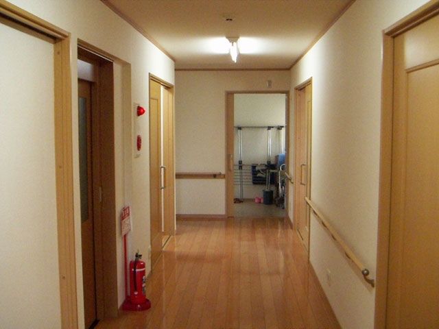 明るい通路の様子 廊下 ゆったりと歩ける清潔な廊下です。安全を考慮した手すりが備えられています。