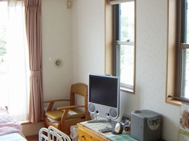 居心地の良い居室 居室 明るくて清潔な個室で、日常生活に必要な家具が整っています。