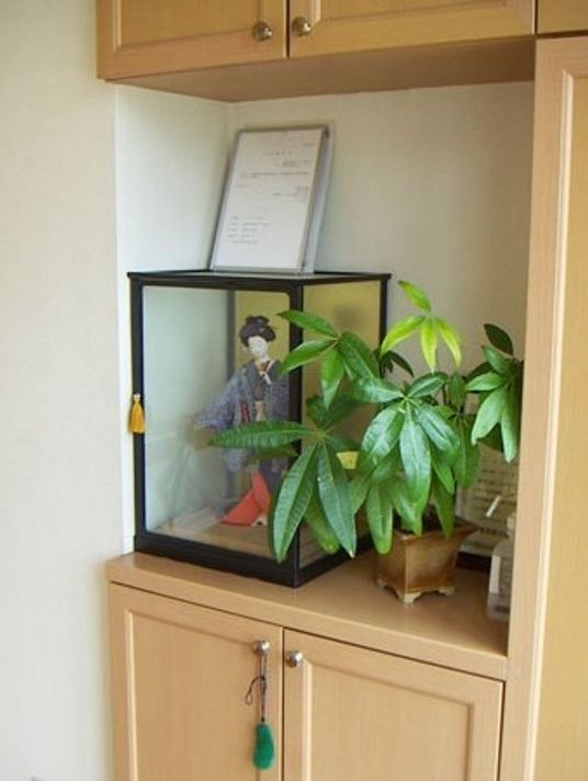 観葉植物と人形の装飾