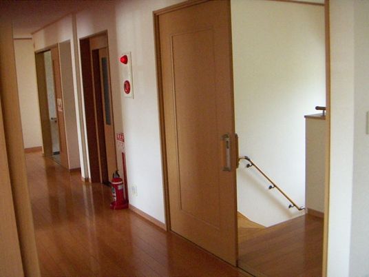 清潔な廊下と木製の扉