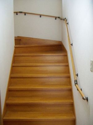 手すり付きの木製階段