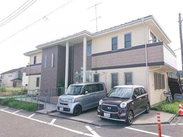 清潔感のある建物外観 外観 新しい施設の外観は、落ち着いた色合いで周囲の住環境に調和しており、安心してお過ごしいただける空間が広がっています。