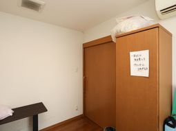 シンプルな居室の様子