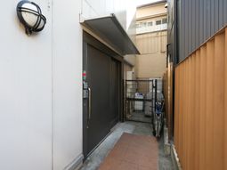 施設の入り口と外観