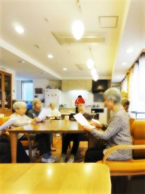 明るい食堂と利用者