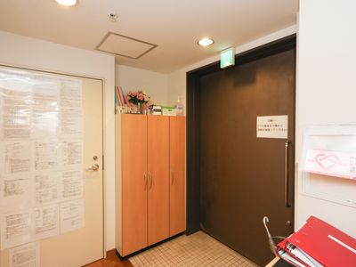 廊下の掲示物とドア