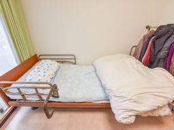 ベッドと窓のある部屋
